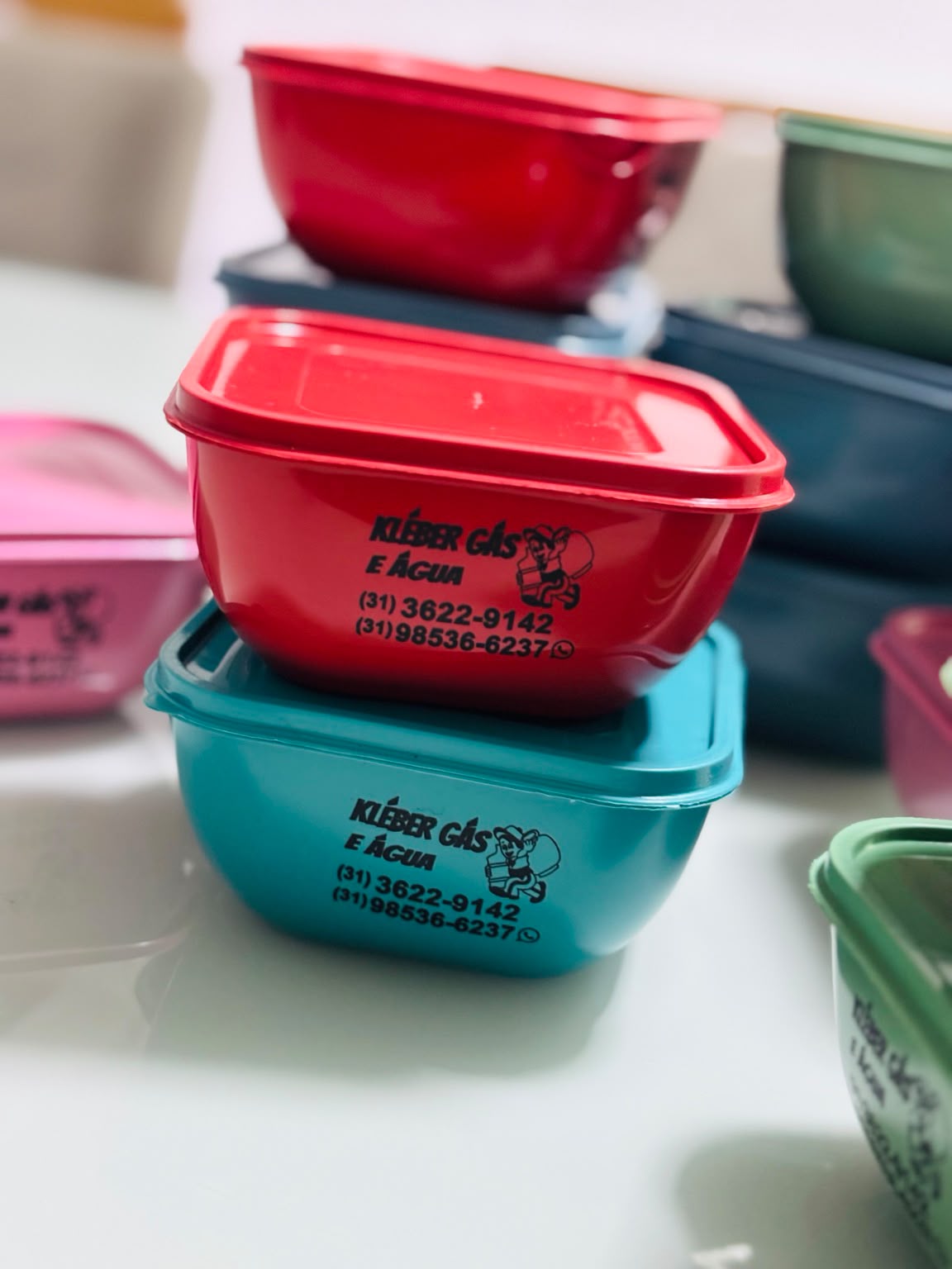 Potes personalizados oferecidos como brindes pela Kleber Gás e Água